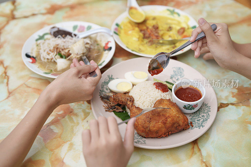 游客们正在当地的一家餐馆里享受着受欢迎的马来西亚街头小吃，包括Mee Soto、Nasi Lemak和Mee Lontong。